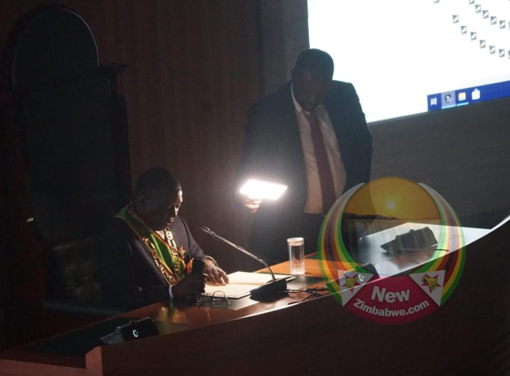 Power outage disrupts SONA, President Mnangagwa completes speech using torchlight